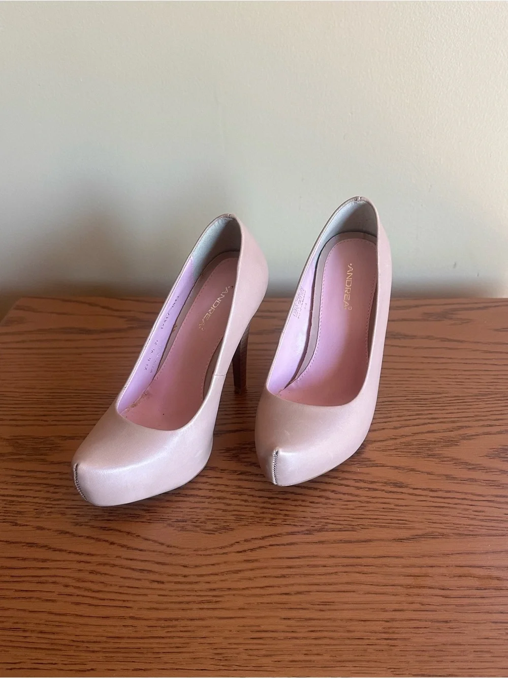 Women's Nude Closed-Toe Pumps - Neutral Pink Insole